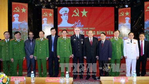 Deputy Prime Minister Truong Hoa Binh attends “Securing a peaceful life” program - ảnh 1